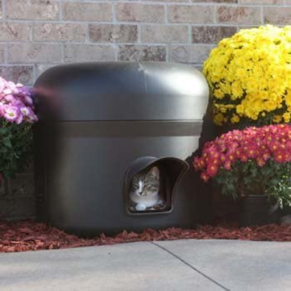 Diy feral winter cat shelter. Supplies: plastic tote, duct tape